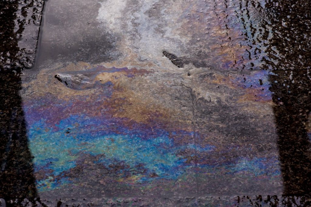 Plamy oleju na kostce